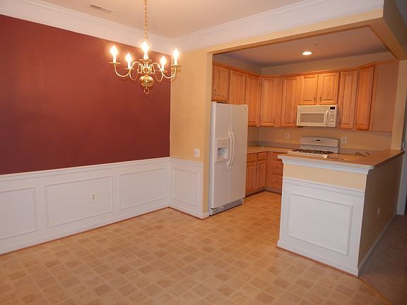 3rd image of 402 Harrison Ct Unit 4