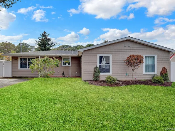 128 S Bicycle Path, Selden, NY 11784