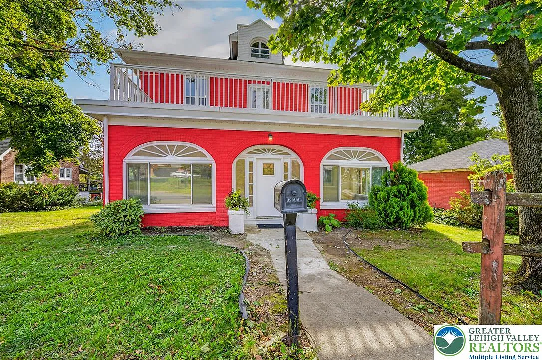4 bed, 1.0 bath, 1950 sqft, $2,950 — Photo 1