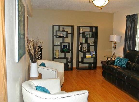 3rd image of 305 Airway Ln