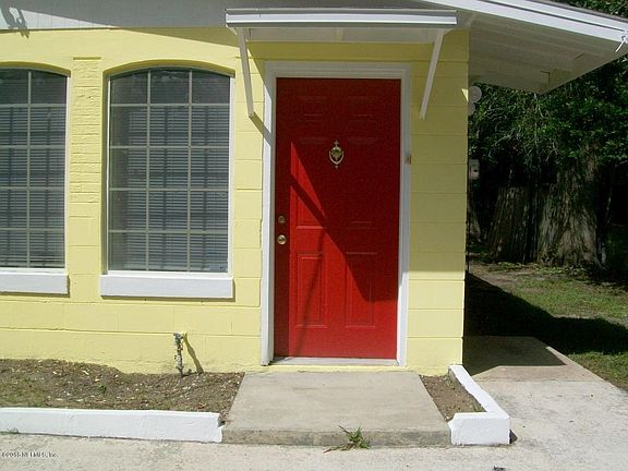2nd image of 2404 Miss Muffet Ln W