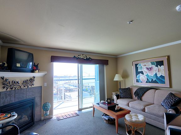 3rd image of 890 SE Bay Blvd #211