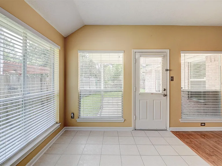 3323 Pioneer Bend Ln — Photo 12