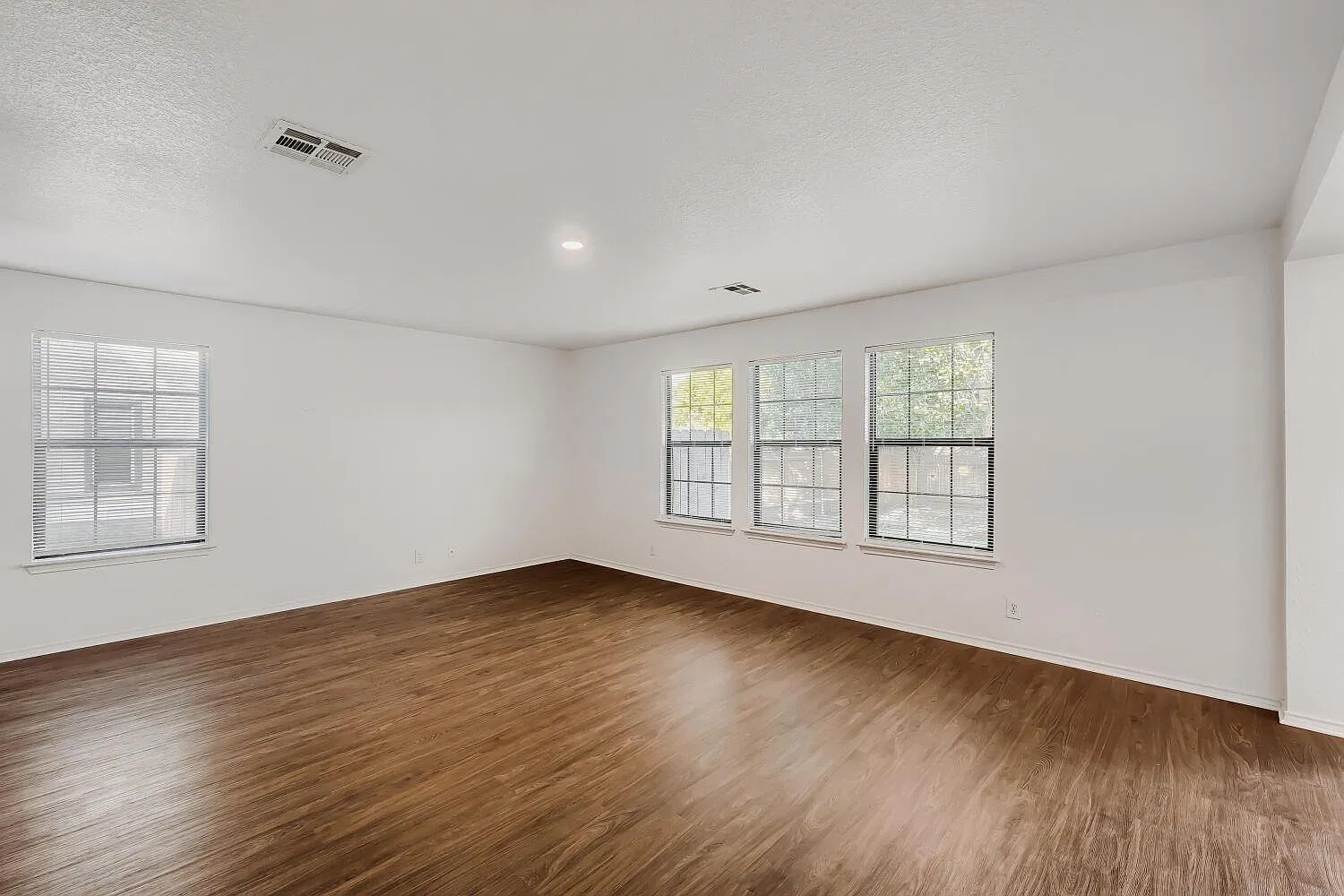 3 bed, 2.5 bath, 2256 sqft, $2,100 — Photo 3