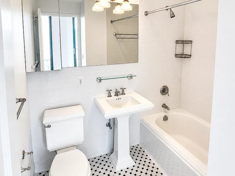 401 W 22nd St #PHC — Photo 15