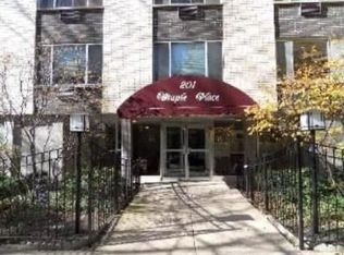 201 S Maple Ave APT 106, Oak Park, IL 60302