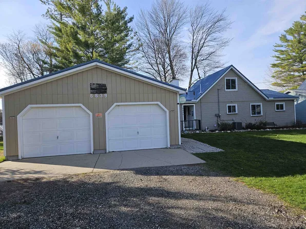 6639 Circle Dr, Harrison, MI 48625