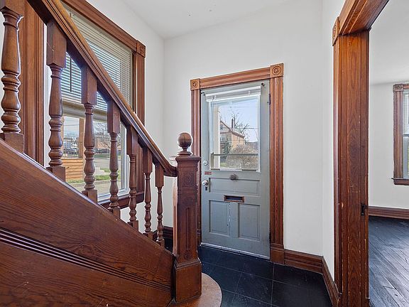 4th image of 3713 Lovell Ave