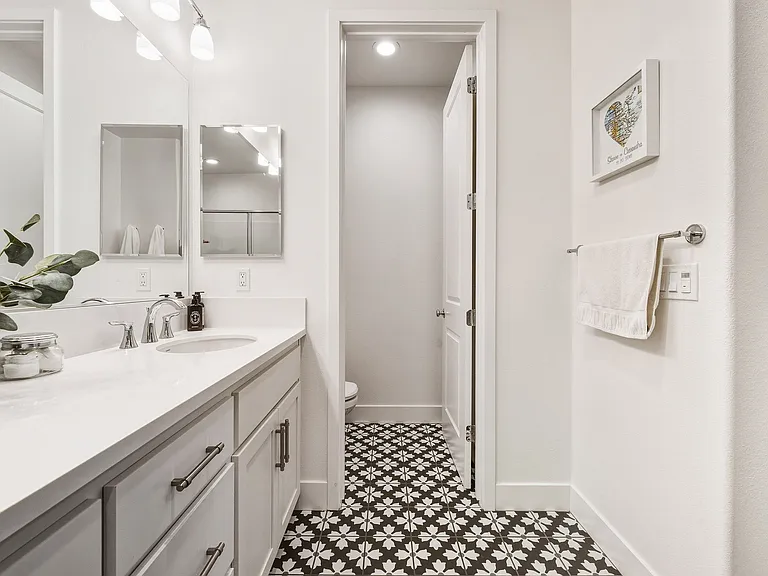 1304 Bloom Ln — Photo 24