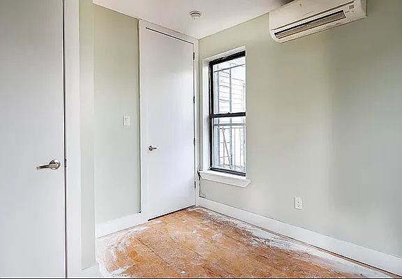 4th image of 194 Suydam St APT 1
