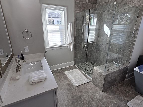 5th image of 380 Twin Ponds Dr