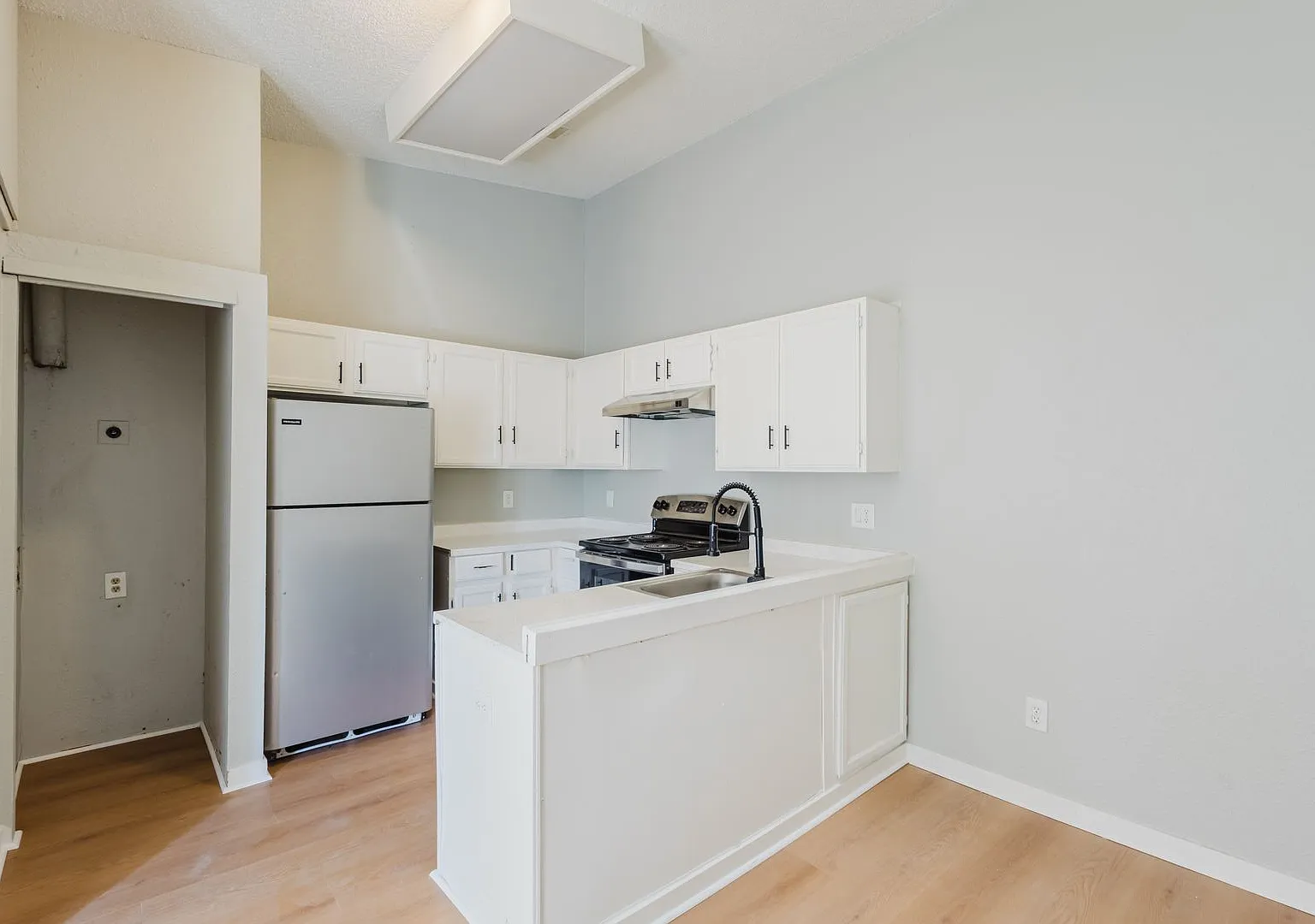 Penthouse level 1bed condo with private balcony — Photo 4