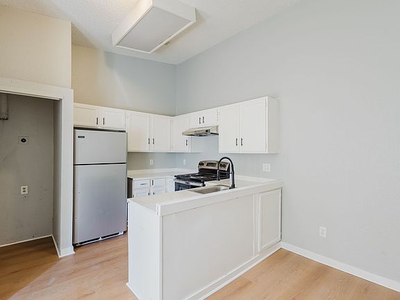 4th image of 932 S Dearborn Way APT 18