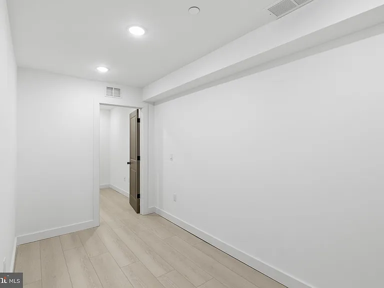 1025 W Orleans St — Photo 9