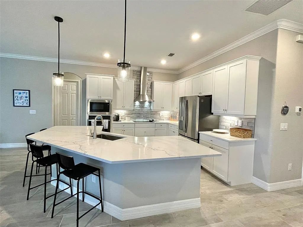 4 bed, 3.0 bath, 2543 sqft, $6,150 — Photo 4