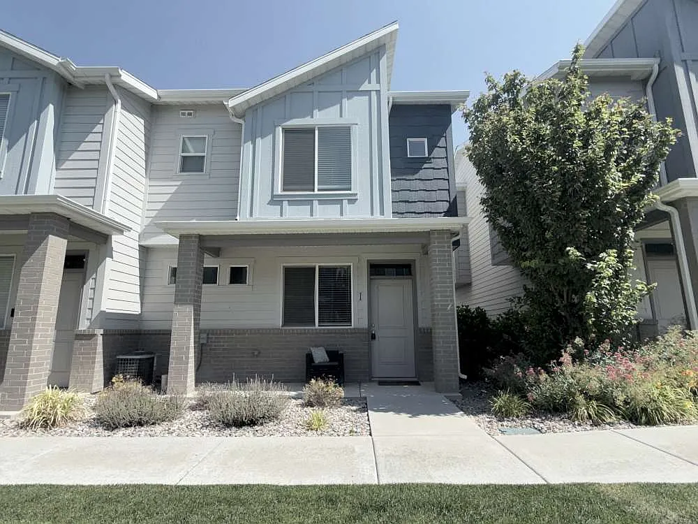 3 bed, 2.5 bath, 1616 sqft, $1,725 — Photo 1