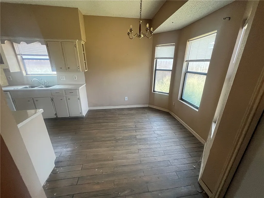 3 bed, 2.0 bath, 1034 sqft, $1,595 — Photo 3