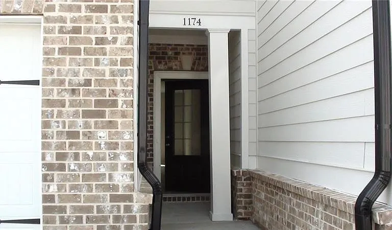 1174 Arrowlake Rd — Photo 3