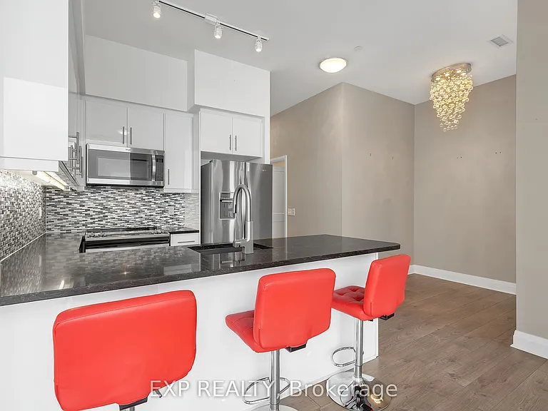 15 Zorra St #Penthouse 04 — Photo 2