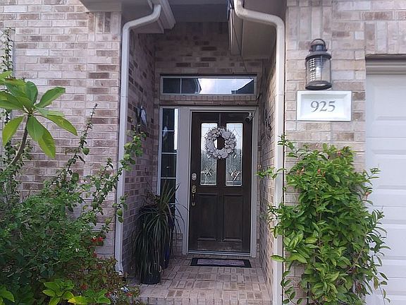 2nd image of 925 Autumn Brook St