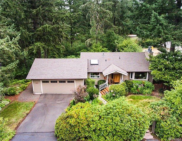 Attractive rambler with daylight basement, lovely cared for with attention to detail throughout the home and grounds.  Enjoy an easy stroll to the Weatherwood Community Beach Park (Hicks Lake frontage), where you can fish, swim or use the play equipment.