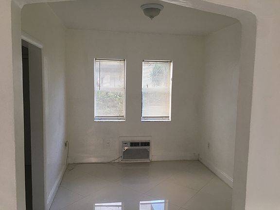 2nd image of 1945 Bay Dr APT 1