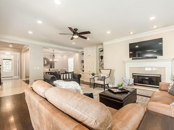 4th image of 32 Pickett Pl