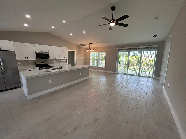 2524 NE 1st Pl — Photo 3