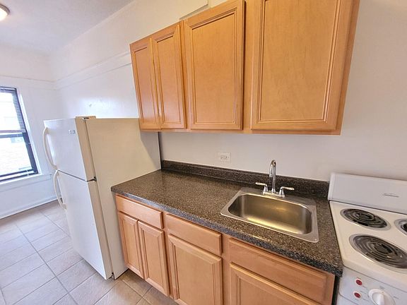 3rd image of 7441 N Greenview Ave #5