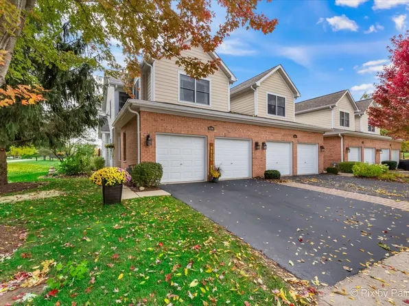 9198 Falcon Greens Dr, Crystal Lake, IL 60014
