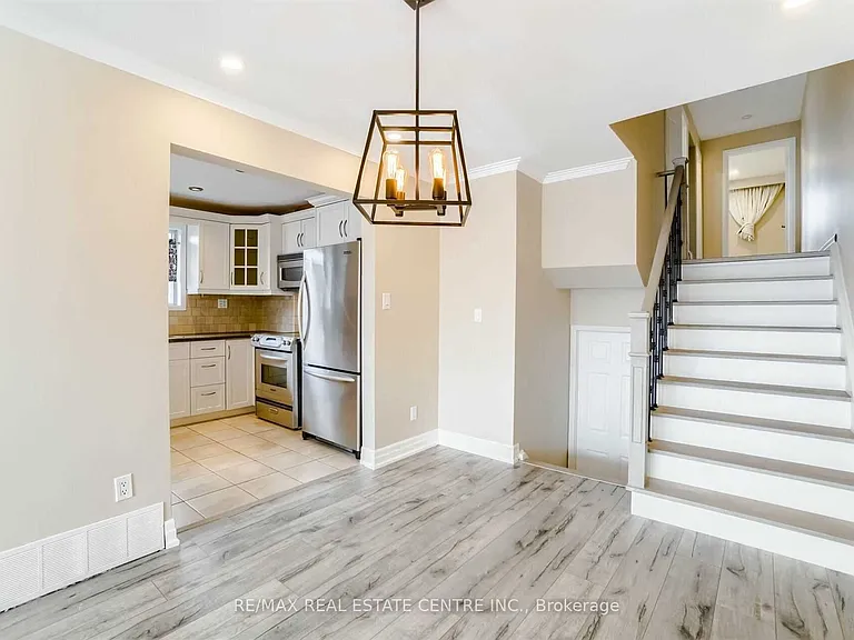 3385 Ellengale Dr #UPPER — Photo 9