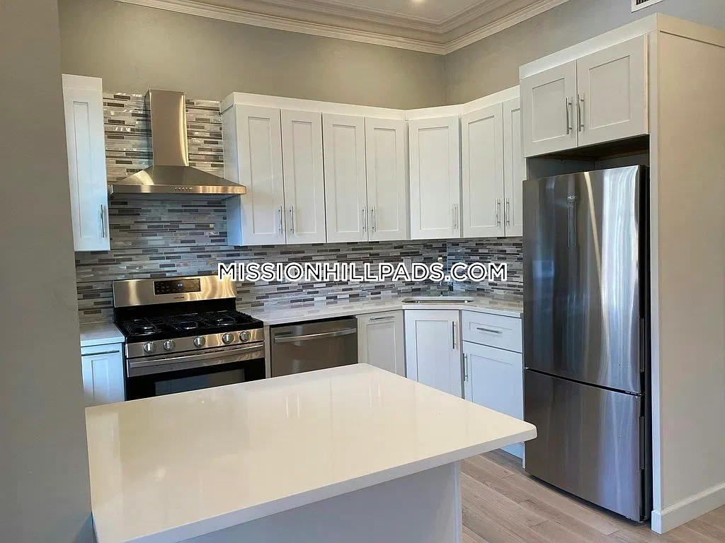4 bed, $7,100 — Photo 2