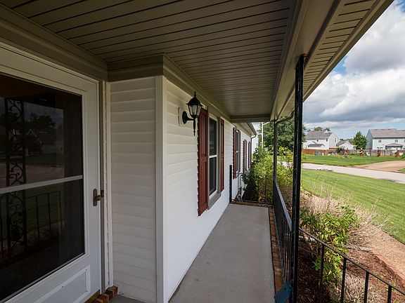 4th image of 3893 Larchwood Dr