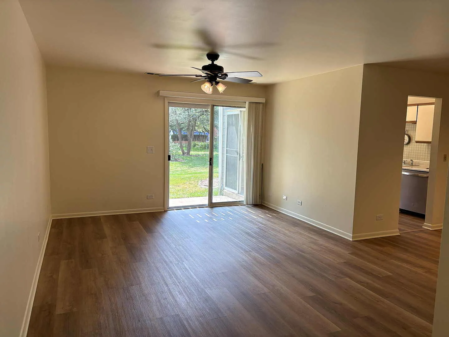 2 bed, 1100 sqft, $2,100 — Photo 2