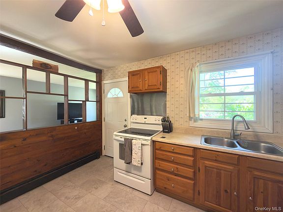 5th image of 52 Holt Road