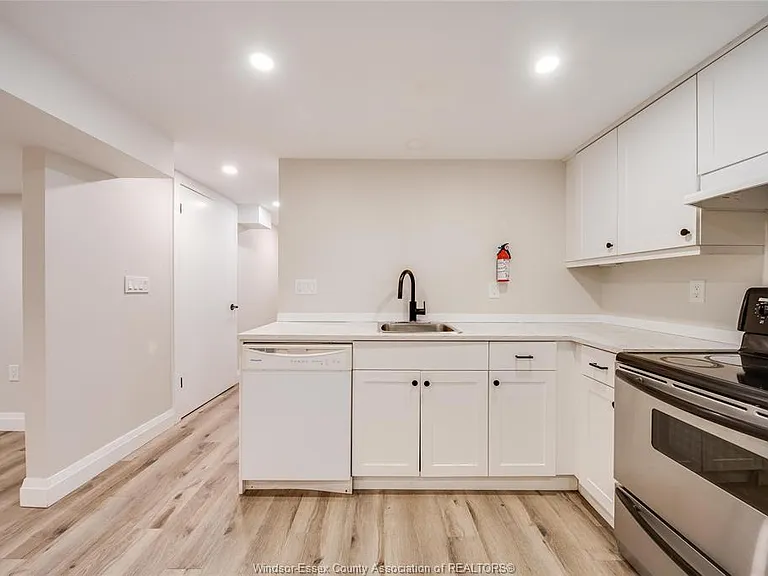 7105 Isabelle Ct — Photo 15