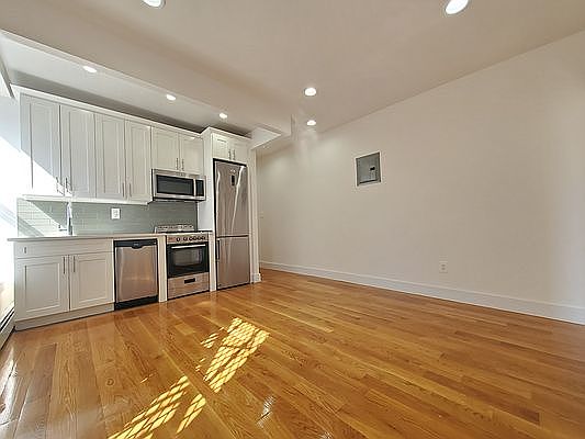 3rd image of 301 W 121st St #2R