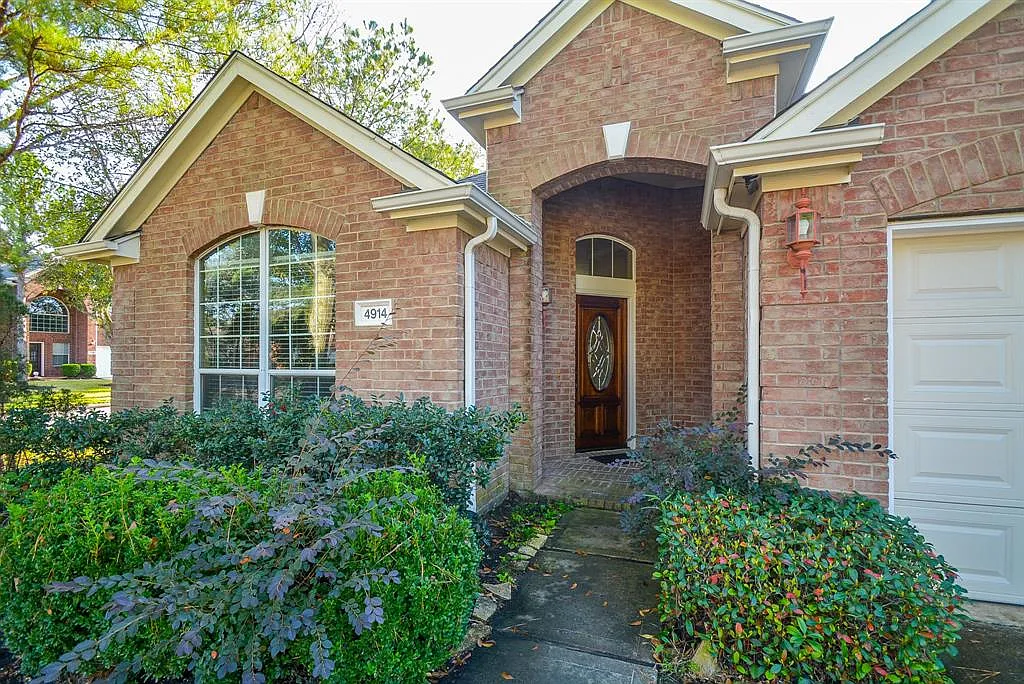 4 bed, 2345 sqft, $2,300 — Photo 2