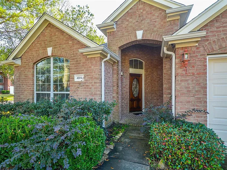 4914 Surrey Park Cir — Photo 2