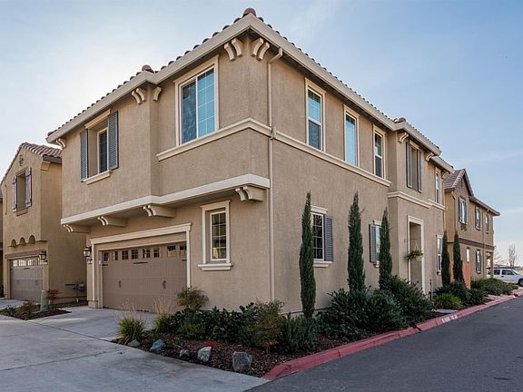 2nd image of 18 Palma Harbour Pl