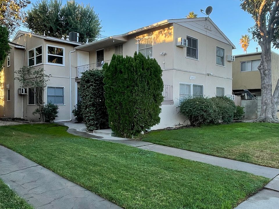 Front of the building. This first floor unit is situated further back in the building. Great Sherman Oaks location, close to restaurants and shopping.