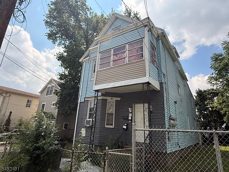 2nd image of 190 Taylor St