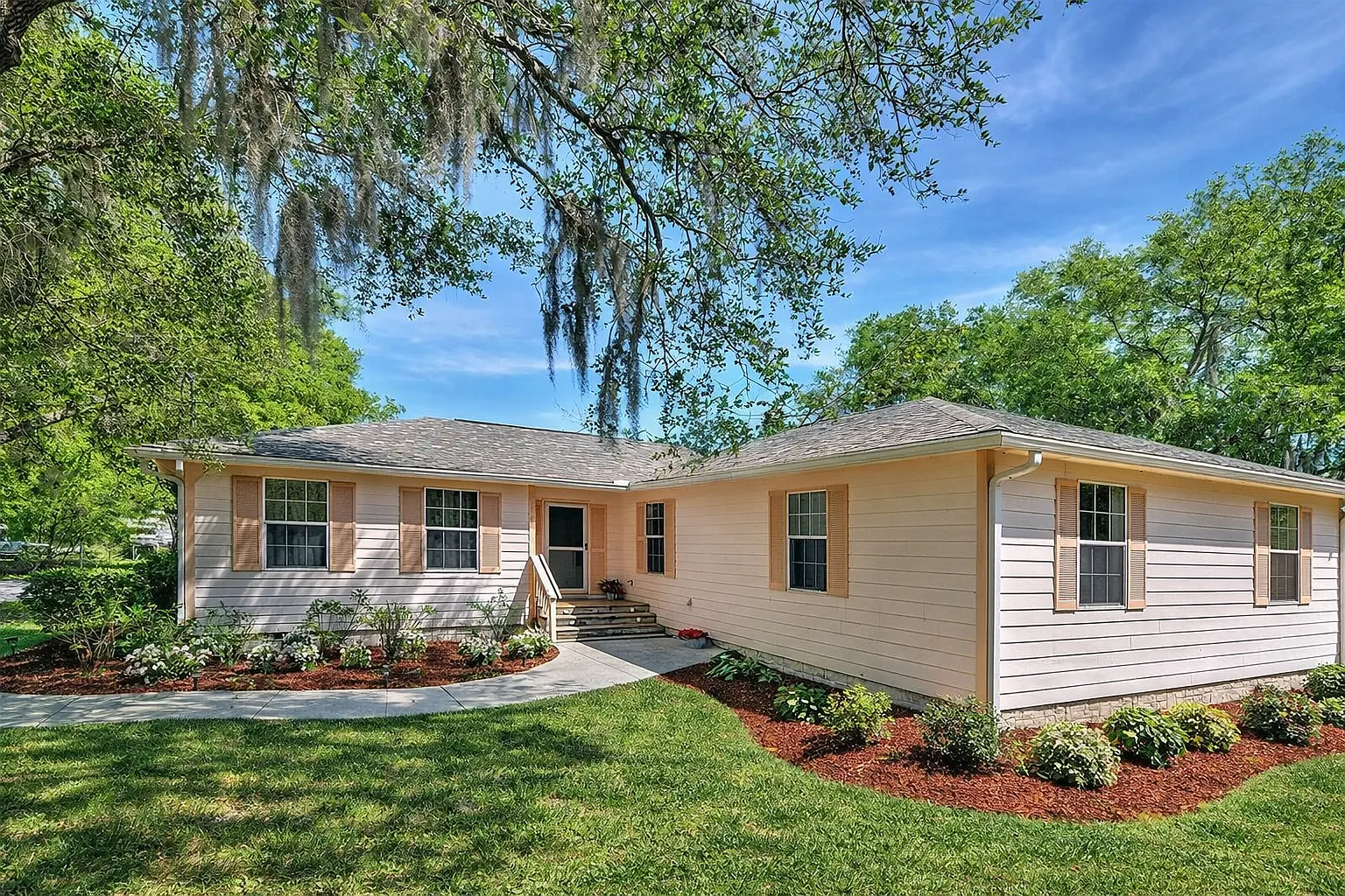 4 bed, 1900 sqft, $2,500 — Photo 1