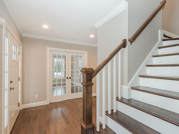 3rd image of 7 Locke Hill Ln