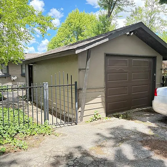 2437 Riverside Dr W — Photo 24
