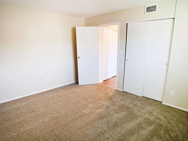 Crown Crossing Apartments — Photo 37