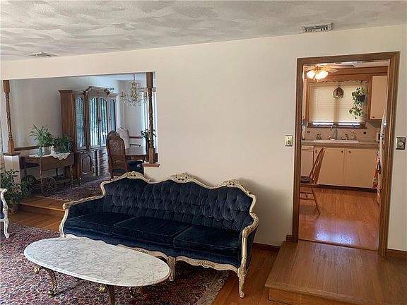 4th image of 1 Ellen Ln