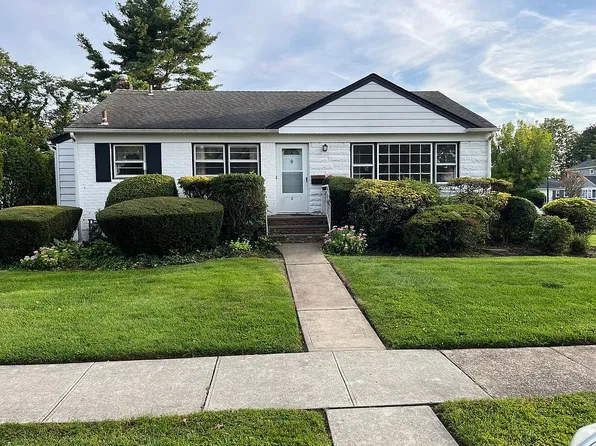 2 Melanie Ln, Syosset, NY 11791