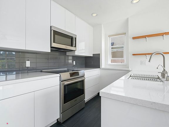 2nd image of 8636 Via Mallorca APT C