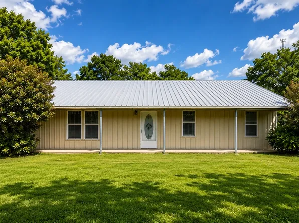 140 Pecan St, Blossom, TX 75416
